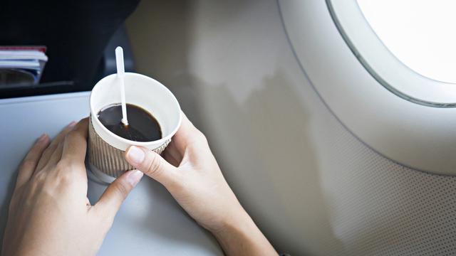 Ini Alasan Logis Kenapa Sebaiknya Kamu Nggak Usah Minum Teh atau Kopi di Pesawat!