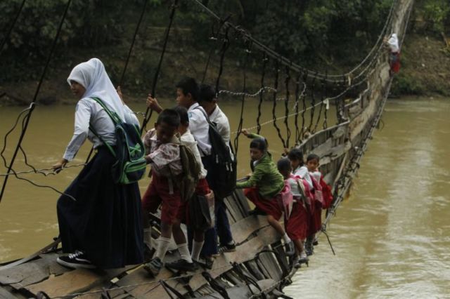 10+ Potret Anak Berangkat Sekolah dari Berbagai Belahan Dunia. Ada yang Perjuangannya Berat Banget