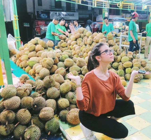 12 Gaya Foto Selebritas yang Cukup Nyeleneh di Media Sosial. Mereka Juga Bosan Gaya Syantik Kali, Ya?