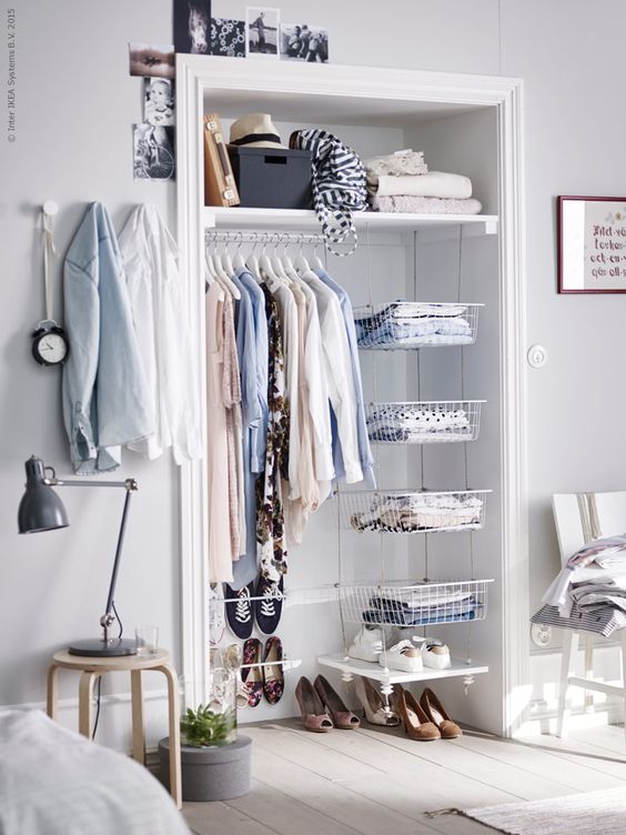 15 Inspirasi Open Wardrobe Cantik Memikat di Kamar. Berasa Lagi Belanja di Rumah Sendiri Sih Kalau Dipajang Begini