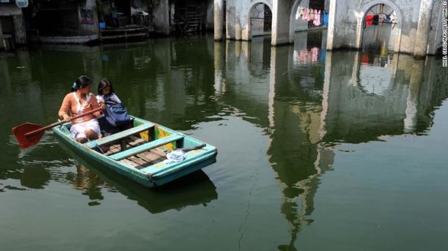 10+ Potret Anak Berangkat Sekolah dari Berbagai Belahan Dunia. Ada yang Perjuangannya Berat Banget