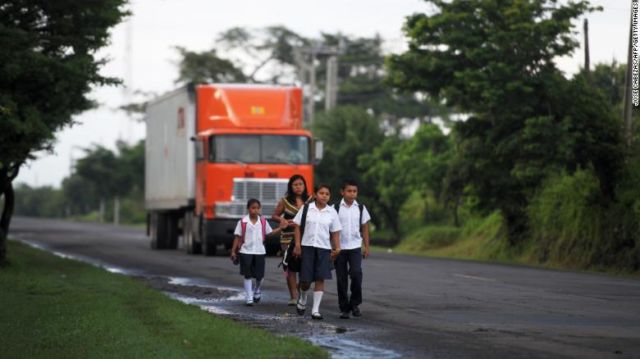 10+ Potret Anak Berangkat Sekolah dari Berbagai Belahan Dunia. Ada yang Perjuangannya Berat Banget