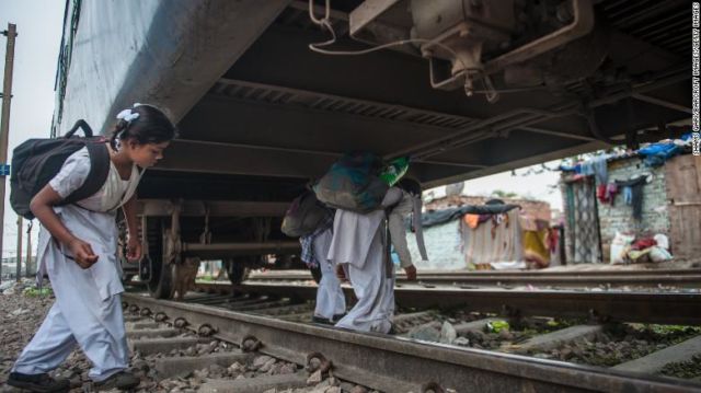 10+ Potret Anak Berangkat Sekolah dari Berbagai Belahan Dunia. Ada yang Perjuangannya Berat Banget