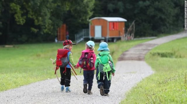 10+ Potret Anak Berangkat Sekolah dari Berbagai Belahan Dunia. Ada yang Perjuangannya Berat Banget