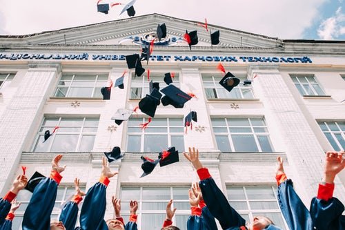 Kamu Mahasiswa dari Universitas Terbaik di Indonesia? Ini Dia 5 Keuntungan yang Kamu Dapatkan