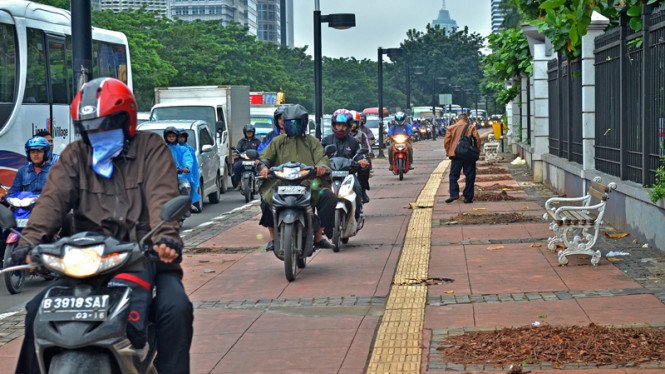 Perjuangkan Hak Pejalan Kaki, Warganet ini Justru Kena Semprot Ibu-ibu. Hmm, Salah Siapa?