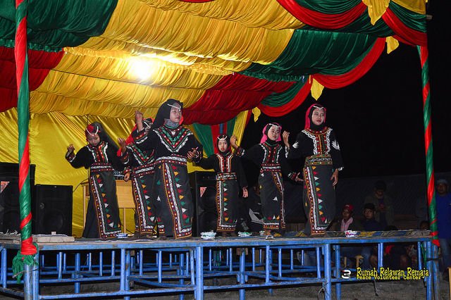 Salah satu persembahan tari di Desa Bah