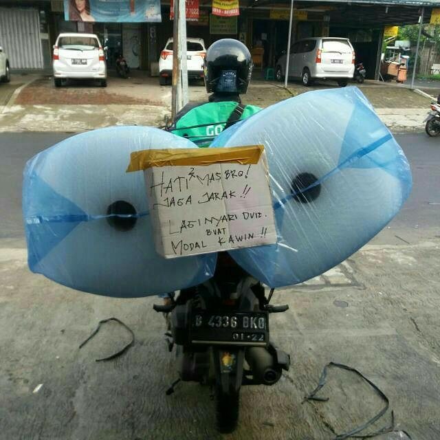 15 Momen Berat Abang Ojol Saat Antar Pesanan Nggak Logis. Dari Kasur Sampai Kulkas, Dibawa Pake Motor!