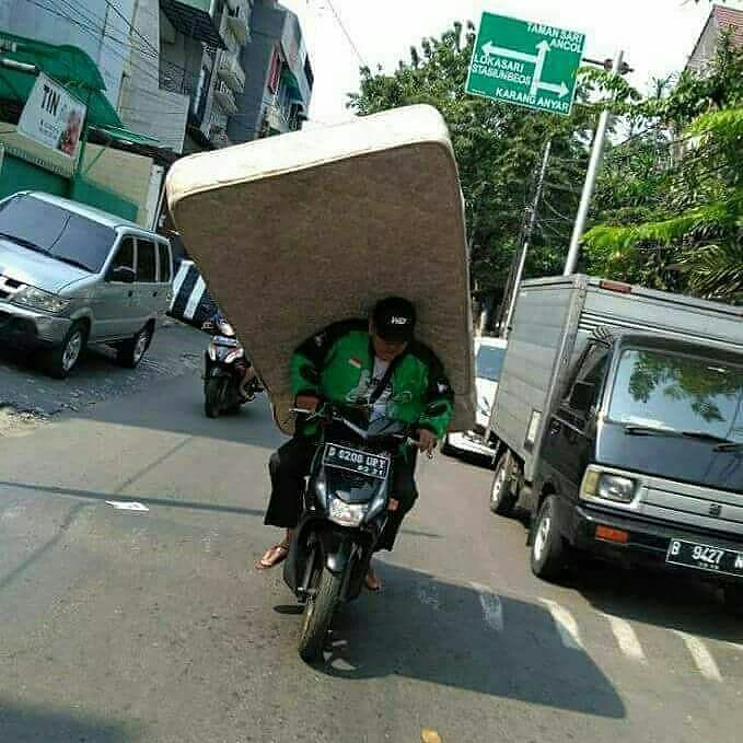 15 Momen Berat Abang Ojol Saat Antar Pesanan Nggak Logis. Dari Kasur Sampai Kulkas, Dibawa Pake Motor!