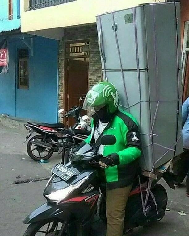 15 Momen Berat Abang Ojol Saat Antar Pesanan Nggak Logis. Dari Kasur Sampai Kulkas, Dibawa Pake Motor!