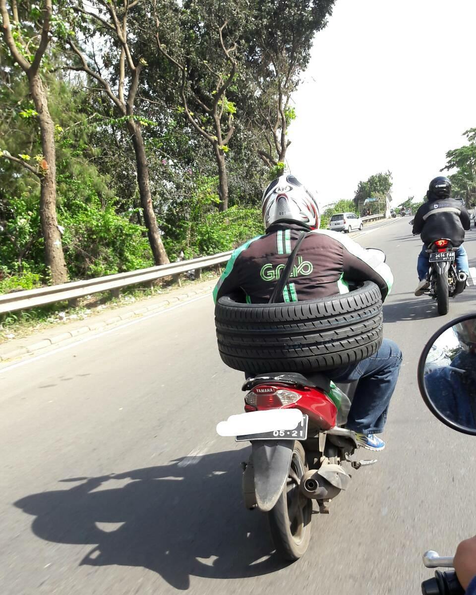 15 Momen Berat Abang Ojol Saat Antar Pesanan Nggak Logis. Dari Kasur Sampai Kulkas, Dibawa Pake Motor!