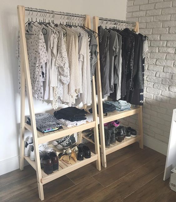 15 Inspirasi Open Wardrobe Cantik Memikat di Kamar. Berasa Lagi Belanja di Rumah Sendiri Sih Kalau Dipajang Begini