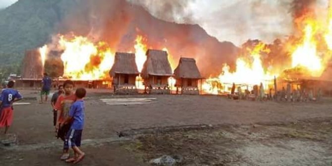 Sedih, Desa Adat Gurusina di Flores Terbakar. Bangunan Tua nan Bersejarah Lenyap Dilalap Api!