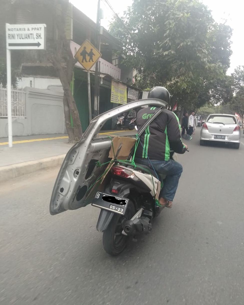 15 Momen Berat Abang Ojol Saat Antar Pesanan Nggak Logis. Dari Kasur Sampai Kulkas, Dibawa Pake Motor!