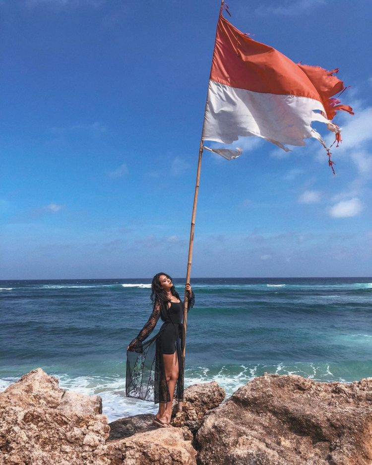 Posting Foto Bendera Robek, Anya Geraldine dan Nadine Chandrawinata Terancam Sanksi. Apa Sebabnya?