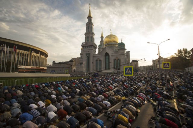 10+ Potret Idul Adha di Berbagai Negara. Beda-beda Tapi Makna Berkurban dan Saling Berbaginya Sama
