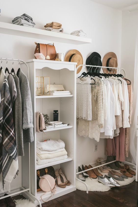 15 Inspirasi Open Wardrobe Cantik Memikat di Kamar. Berasa Lagi Belanja di Rumah Sendiri Sih Kalau Dipajang Begini