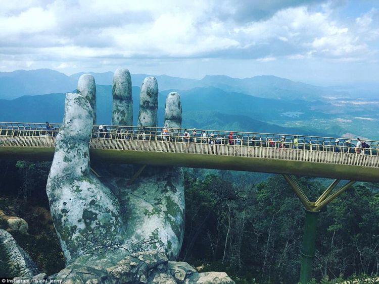 Indahnya Jembatan Emas dengan Tangan Dewa di Vietnam. Desainnya Spektakuler!