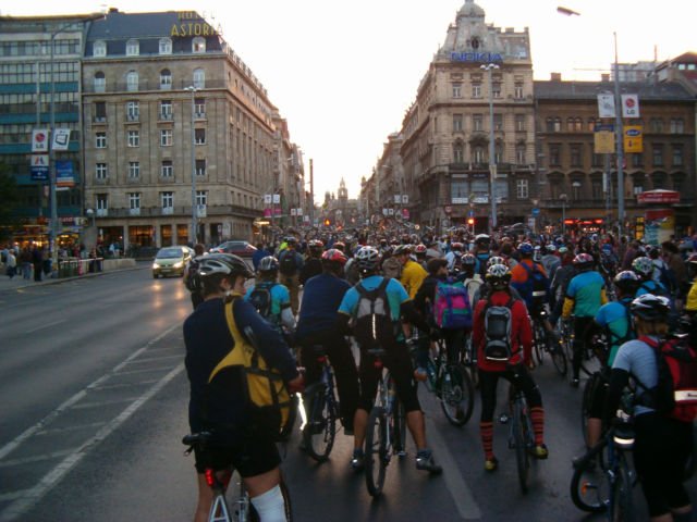 Festival bersepeda massal di Budapest