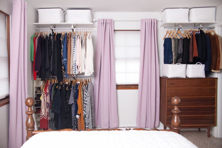 15 Inspirasi Open Wardrobe Cantik Memikat di Kamar. Berasa Lagi Belanja di Rumah Sendiri Sih Kalau Dipajang Begini