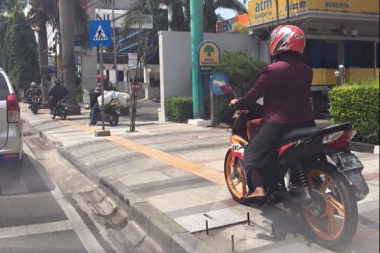 Perjuangkan Hak Pejalan Kaki, Warganet ini Justru Kena Semprot Ibu-ibu. Hmm, Salah Siapa?