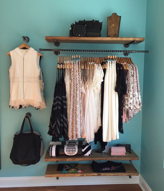 15 Inspirasi Open Wardrobe Cantik Memikat di Kamar. Berasa Lagi Belanja di Rumah Sendiri Sih Kalau Dipajang Begini