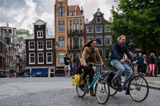 Semua orang naik sepeda di Amsterdam