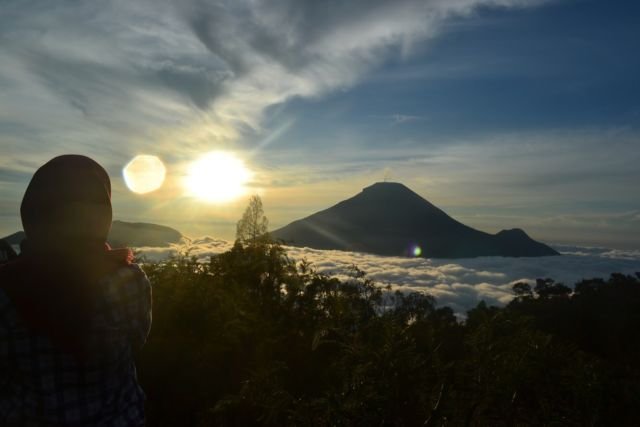 dan langitpun tak perlu menjelaskan bahwa dirinya indah dan tinggi