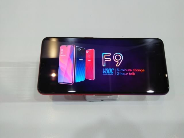 Tak Sekadar Oke Buat Foto, Oppo F9 Bisa Nge-Charge 5 Menit Saja dan Dipakai Teleponan Sampai 2 Jam