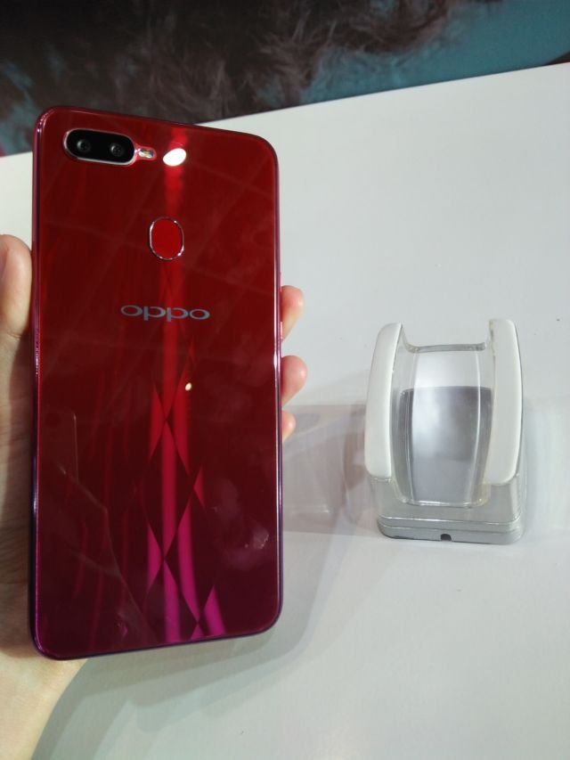 Tak Sekadar Oke Buat Foto, Oppo F9 Bisa Nge-Charge 5 Menit Saja dan Dipakai Teleponan Sampai 2 Jam