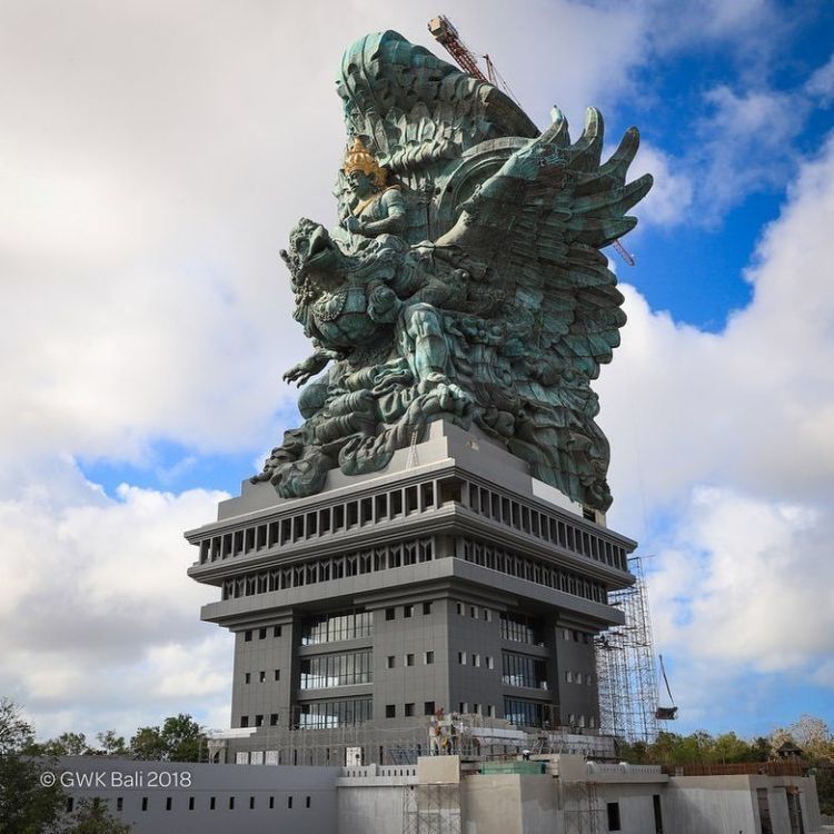 Tuntas, Modul Terakhir Patung Garuda Wisnu Kencana Sudah Terpasang. Megah Banget Sih!