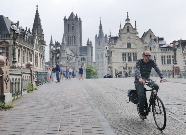 Bersepeda di Jalanan Kota Ghent