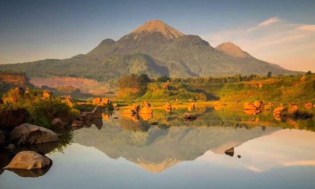 Gunung Penanggungan dari Ranu Manduro