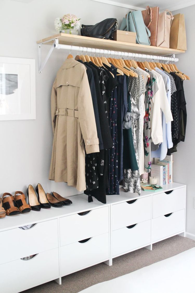 15 Inspirasi Open Wardrobe Cantik Memikat di Kamar. Berasa Lagi Belanja di Rumah Sendiri Sih Kalau Dipajang Begini