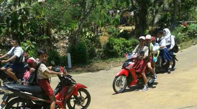 10+ Potret Anak Berangkat Sekolah dari Berbagai Belahan Dunia. Ada yang Perjuangannya Berat Banget