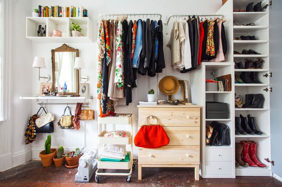 15 Inspirasi Open Wardrobe Cantik Memikat di Kamar. Berasa Lagi Belanja di Rumah Sendiri Sih Kalau Dipajang Begini