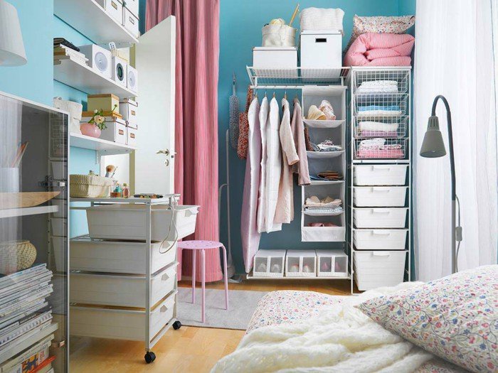 15 Inspirasi Open Wardrobe Cantik Memikat di Kamar. Berasa Lagi Belanja di Rumah Sendiri Sih Kalau Dipajang Begini