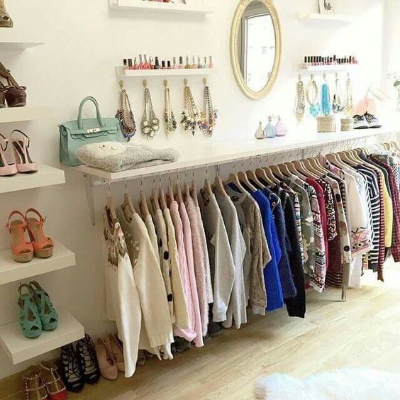 15 Inspirasi Open Wardrobe Cantik Memikat di Kamar. Berasa Lagi Belanja di Rumah Sendiri Sih Kalau Dipajang Begini