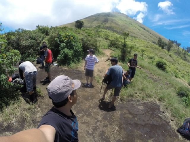 Foto dengan Background Puncak Penanggungan