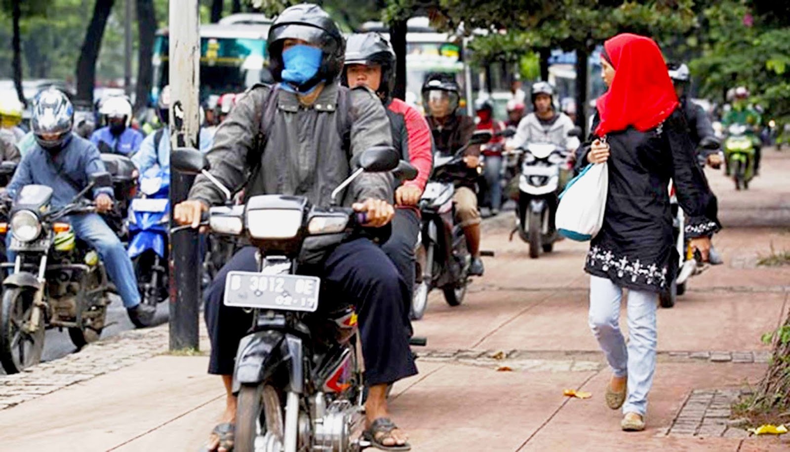 Perjuangkan Hak Pejalan Kaki, Warganet ini Justru Kena Semprot Ibu-ibu. Hmm, Salah Siapa?