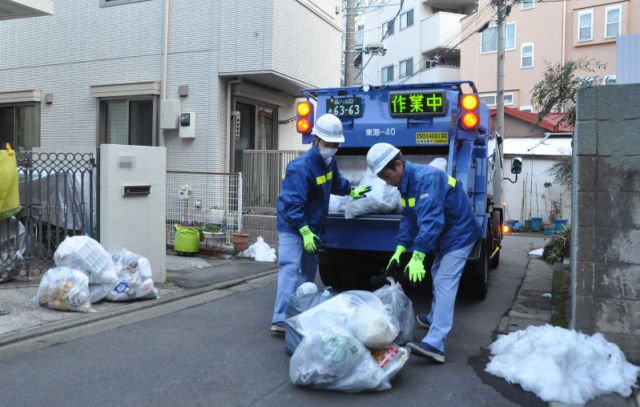 12 Alasan Kenapa Orang Jepang Peduli Banget Sama Sampah. Di Luar Negeri Pun Rajin Pungut Sampah