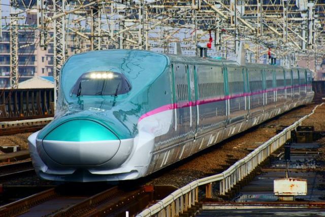 Shinkansen H5 and E5