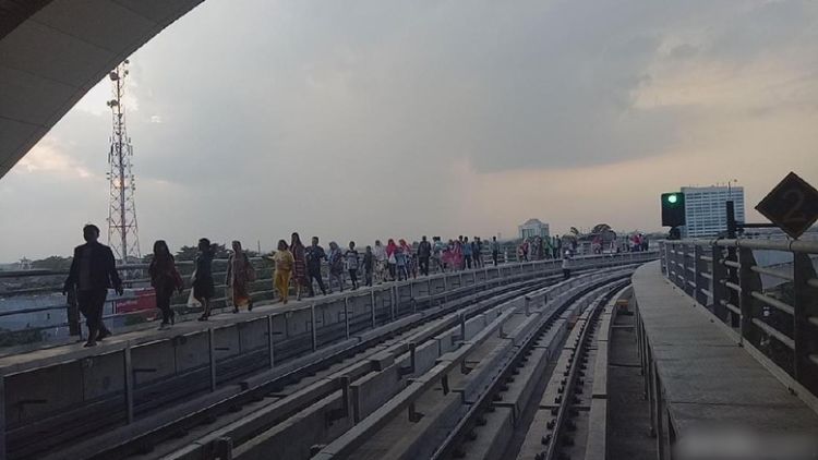 Asian Games Tinggal Menghitung Hari, LRT Palembang Malah Mogok Terus. Penumpangnya Harus Jalan Kaki