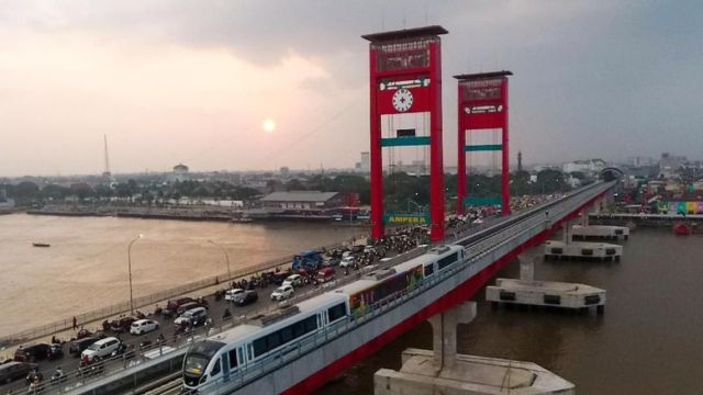 Asian Games Tinggal Menghitung Hari, LRT Palembang Malah Mogok Terus. Penumpangnya Harus Jalan Kaki