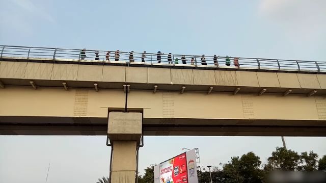 Asian Games Tinggal Menghitung Hari, LRT Palembang Malah Mogok Terus. Penumpangnya Harus Jalan Kaki