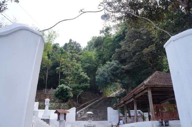 Merasakan Sensasi Sehari Jadi Abdi Dalem di Makam Raja Imogiri, Jogja. Kamu Perlu Cobain Deh!