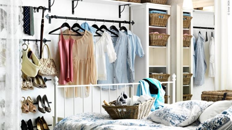 15 Inspirasi Open Wardrobe Cantik Memikat di Kamar. Berasa Lagi Belanja di Rumah Sendiri Sih Kalau Dipajang Begini