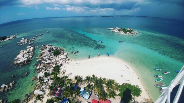 10 Destinasi Hits di Negeri Laskar Pelangi, Belitung. Keindahan Pantainya Bikin Males Pulang!