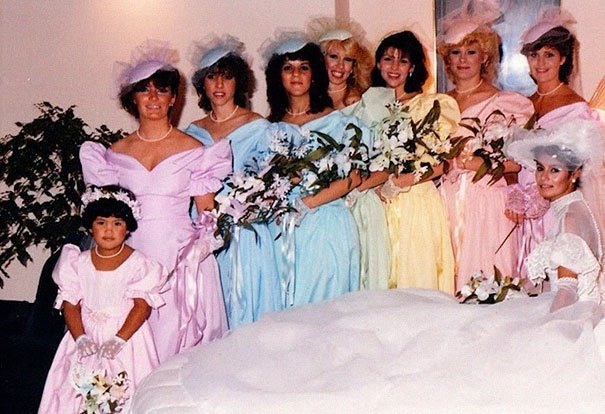 13 Kostum Bridesmaid Lawas ini Kayaknya Bisa Bikin Ngakak deh. Kalau Zaman Dulu sih Dibilang Keren