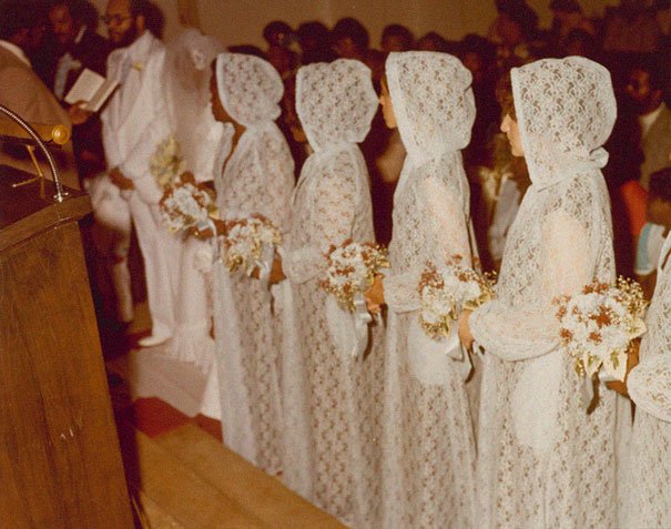 13 Kostum Bridesmaid Lawas ini Kayaknya Bisa Bikin Ngakak deh. Kalau Zaman Dulu sih Dibilang Keren